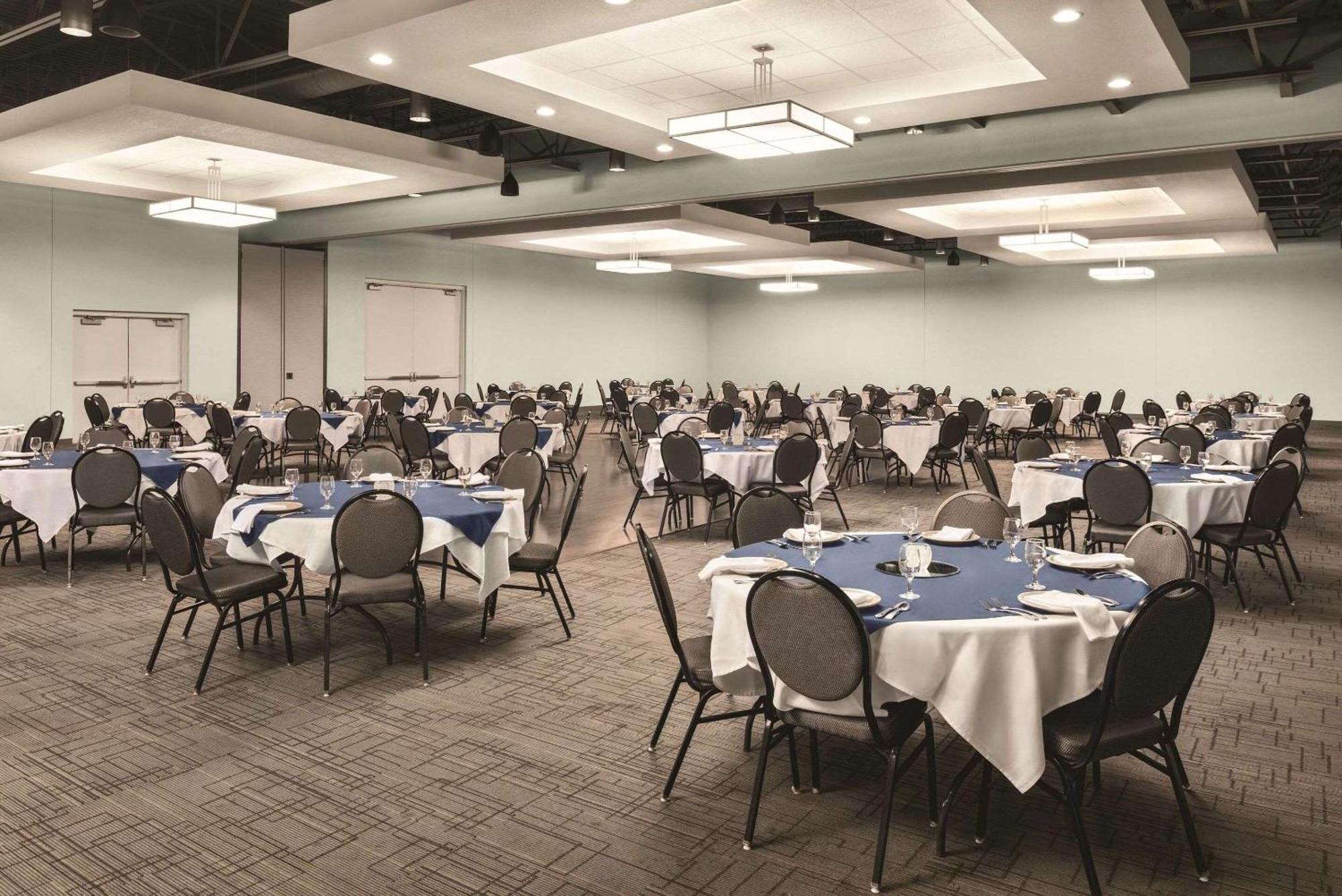 Radisson Hotel And Conference Center フォンデュラク エクステリア 写真
