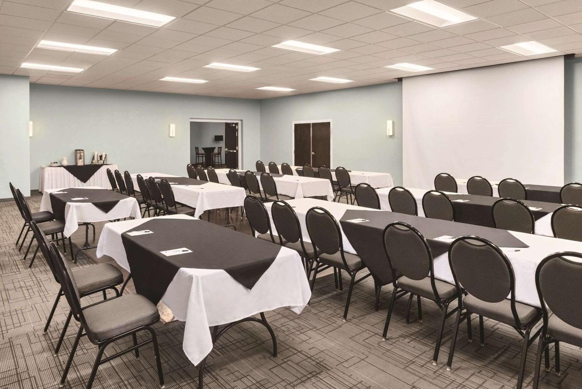 Radisson Hotel And Conference Center フォンデュラク エクステリア 写真