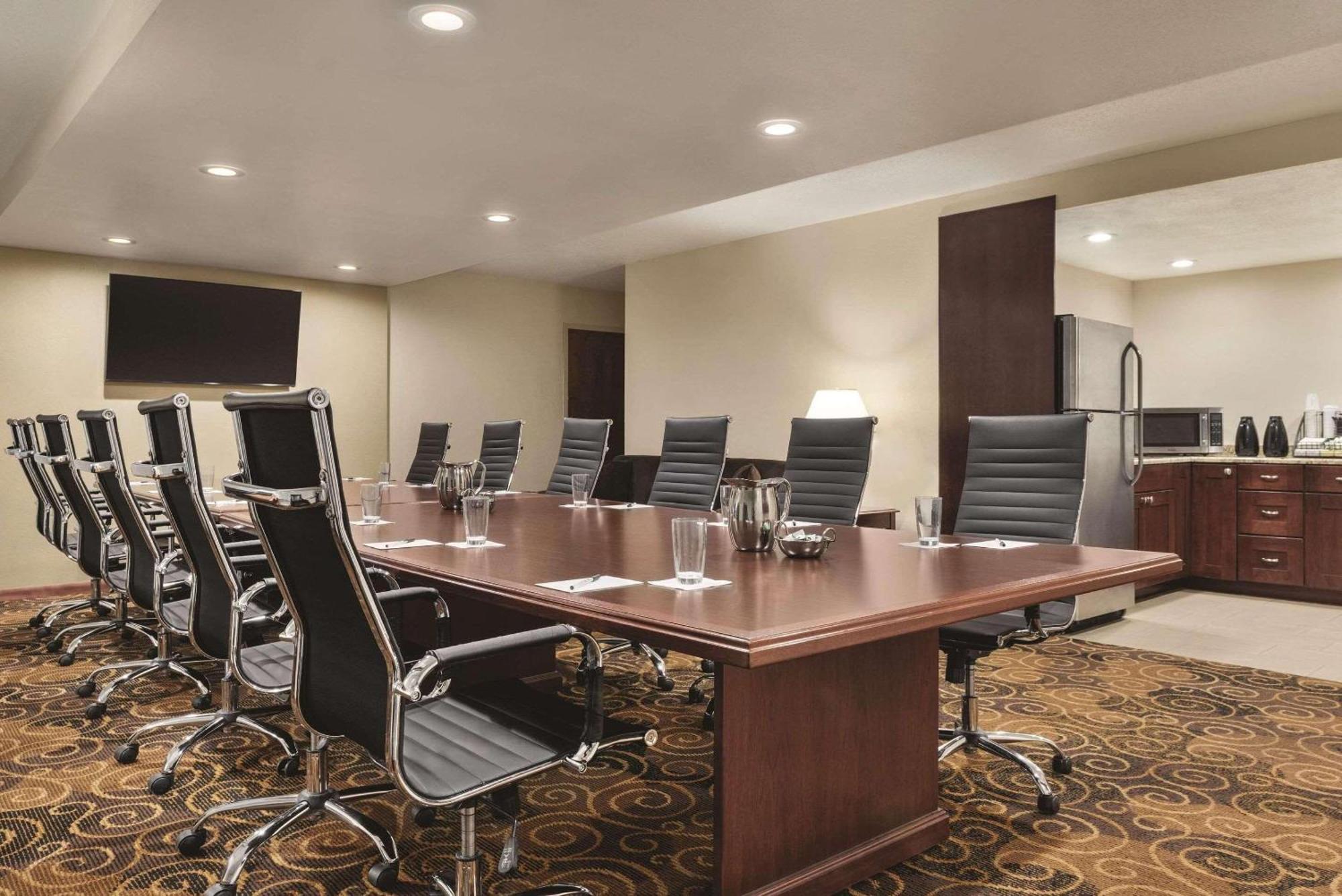 Radisson Hotel And Conference Center フォンデュラク エクステリア 写真