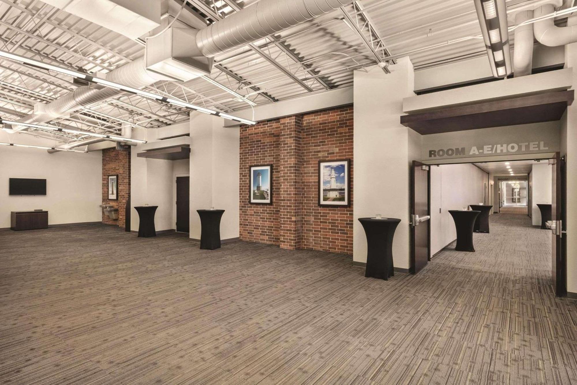Radisson Hotel And Conference Center フォンデュラク エクステリア 写真