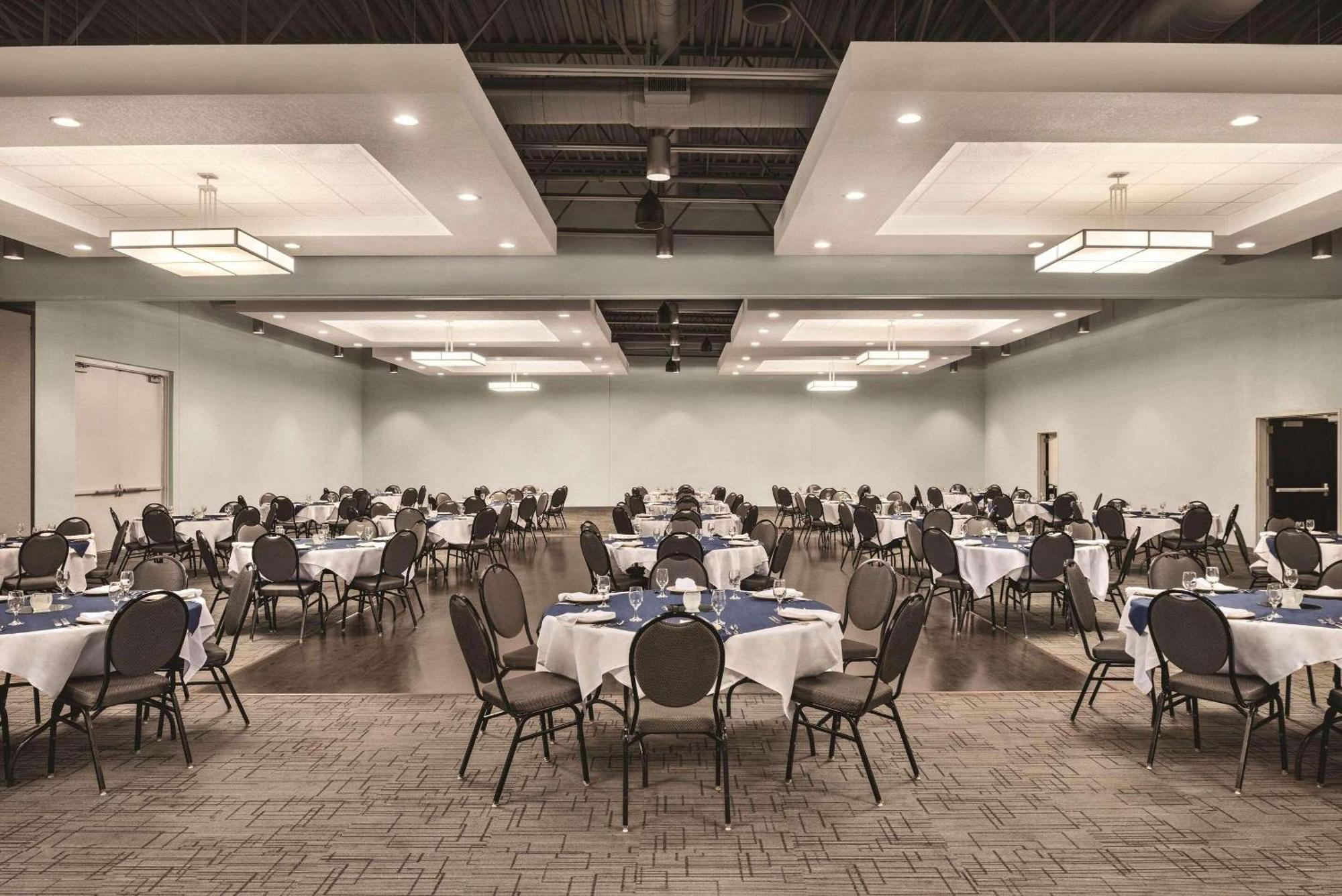 Radisson Hotel And Conference Center フォンデュラク エクステリア 写真