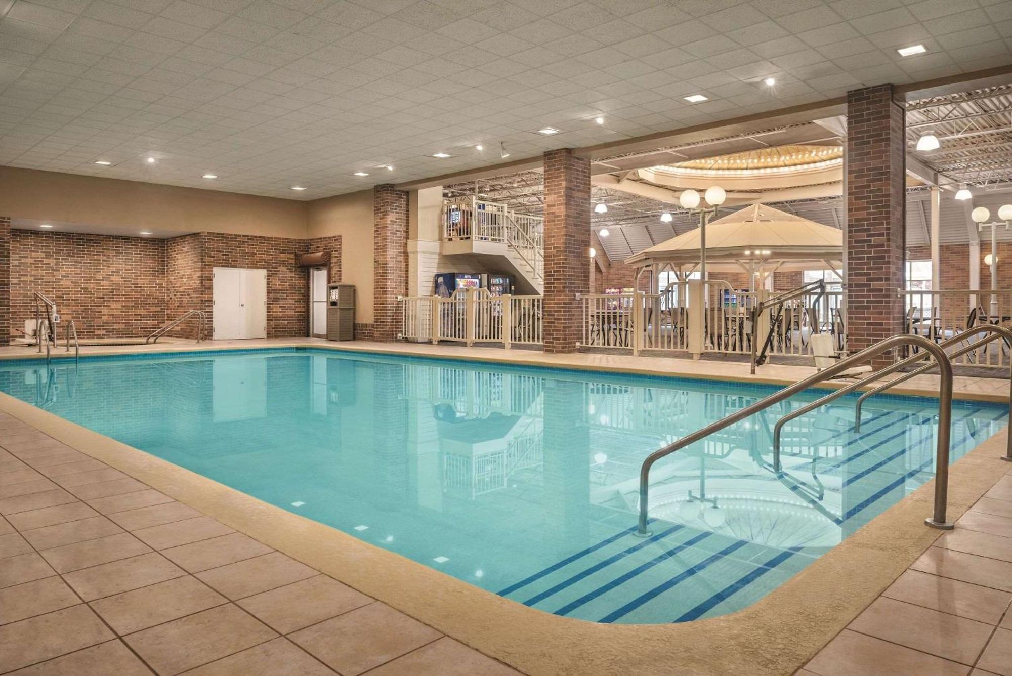 Radisson Hotel And Conference Center フォンデュラク エクステリア 写真