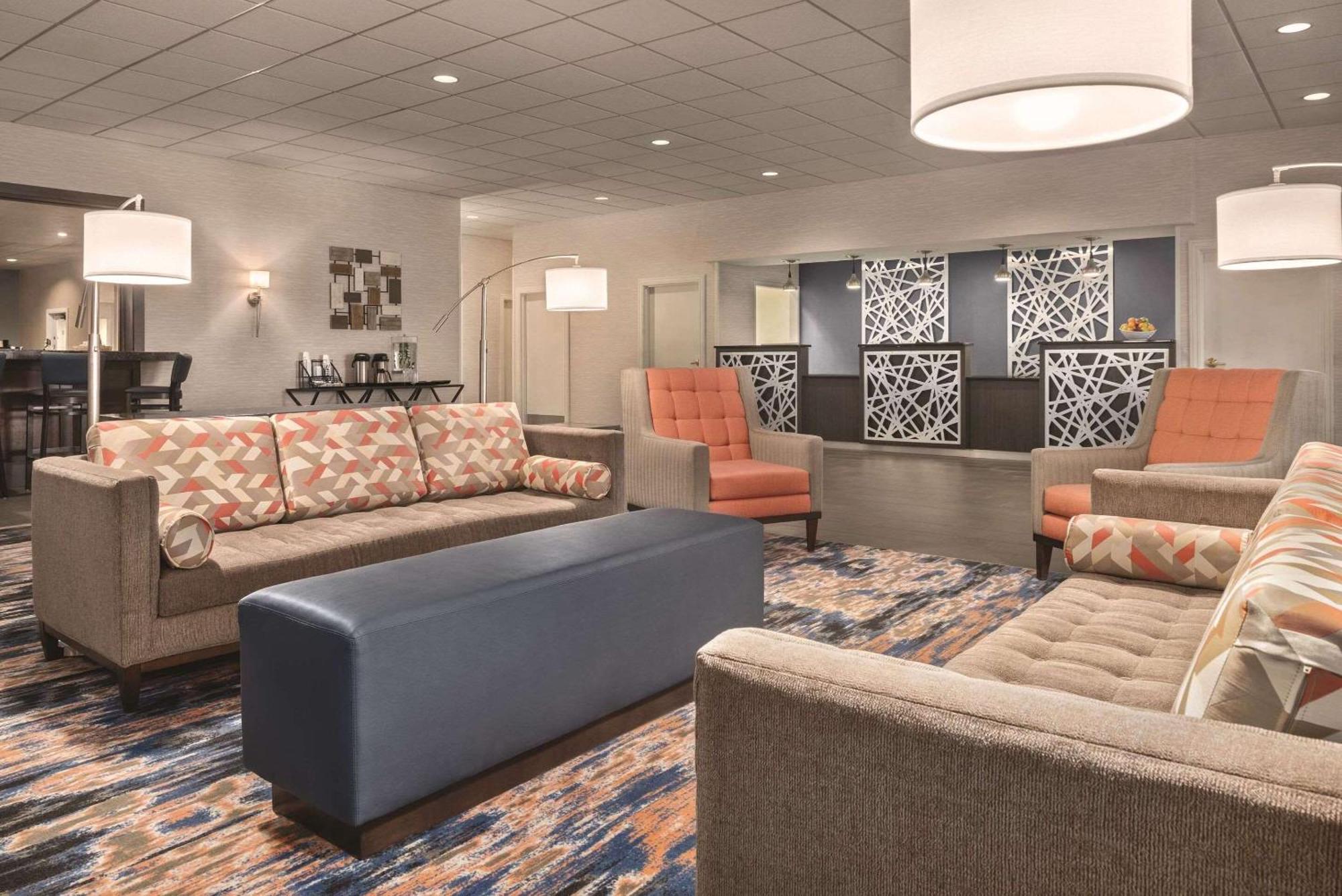Radisson Hotel And Conference Center フォンデュラク エクステリア 写真